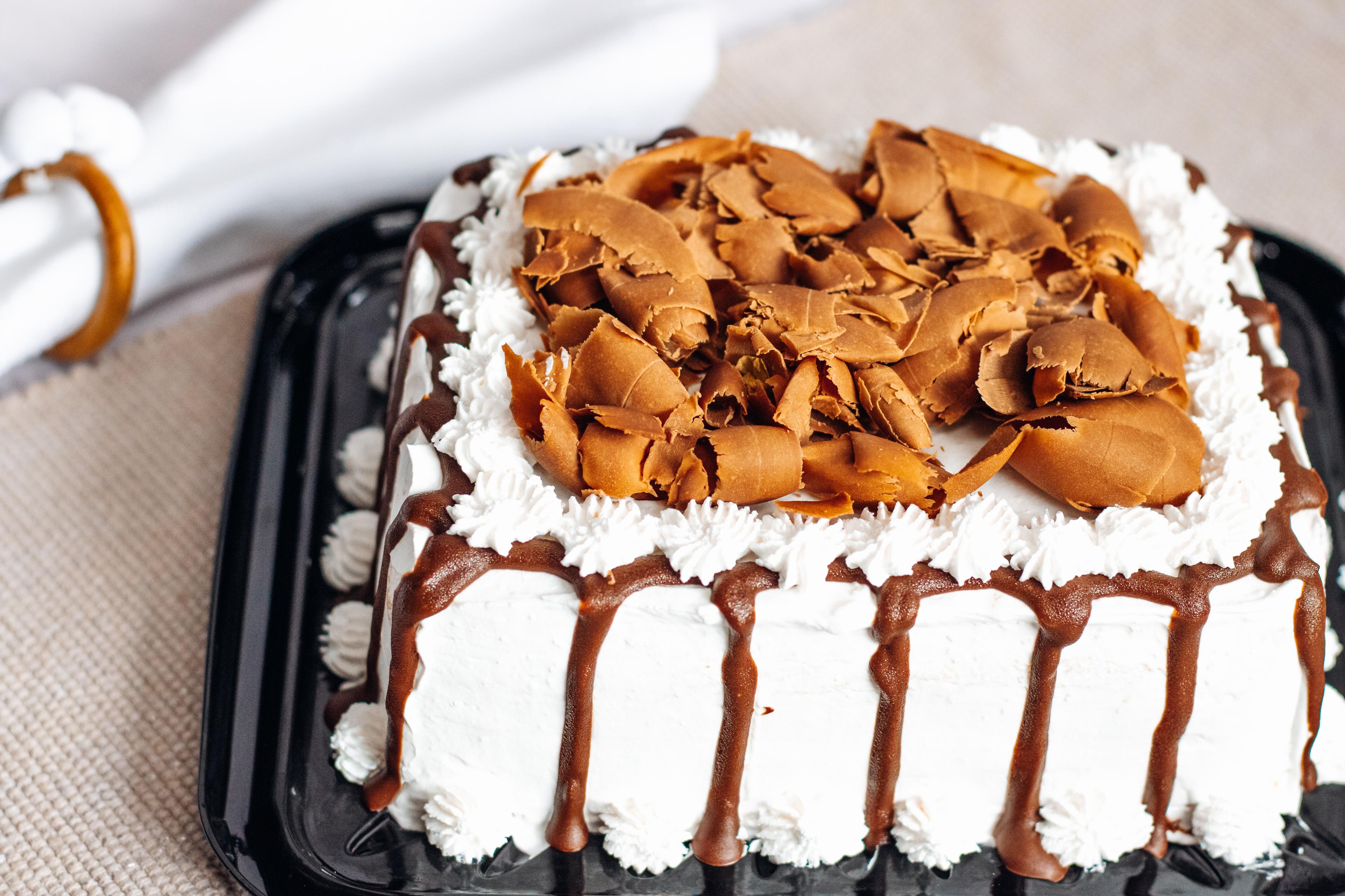 Bolo de festa Massa Branca Recheio simples — Mousse de Chocolate