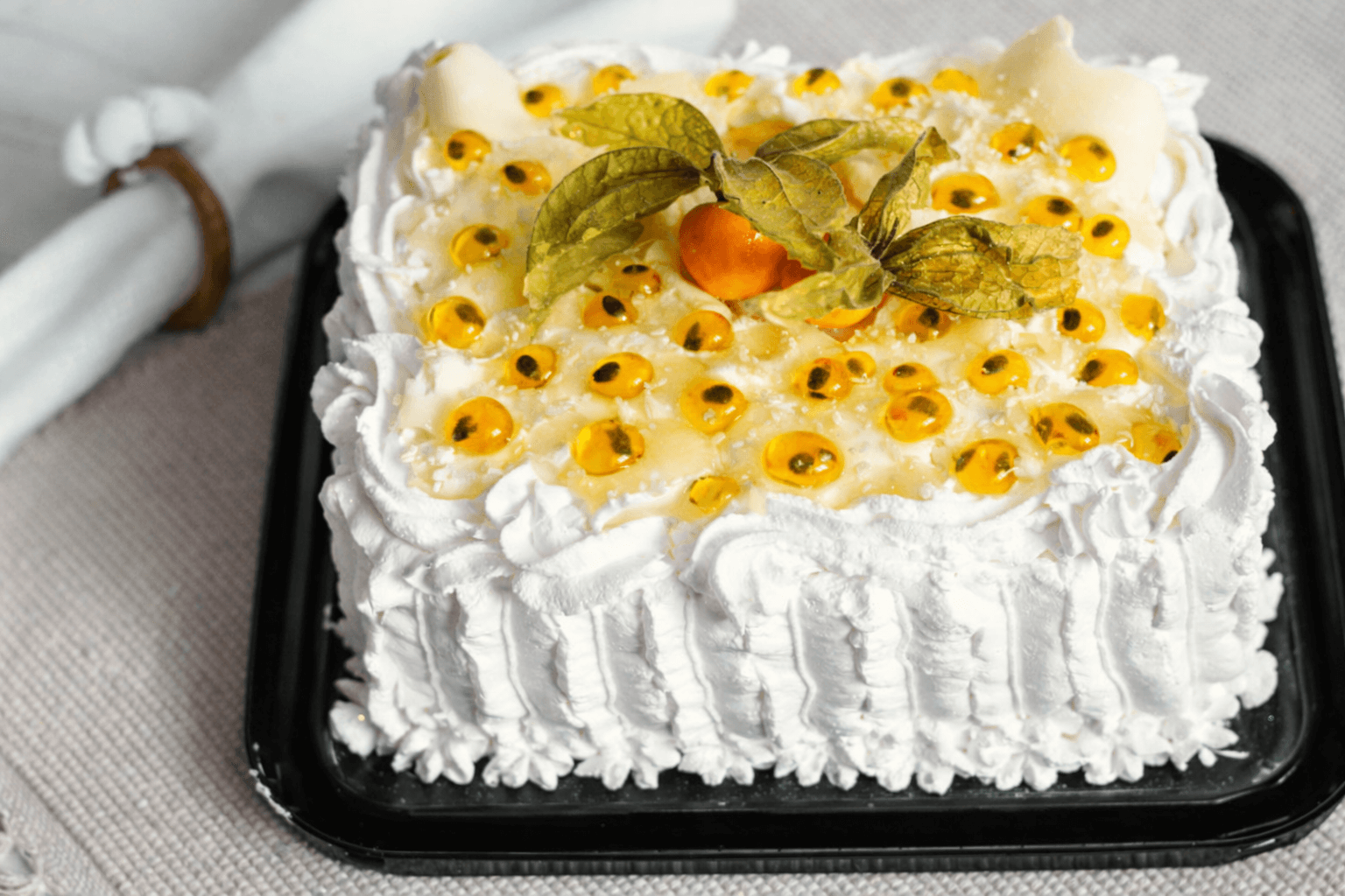 Bolo de festa Massa Branca Recheio simples — Mousse de Maracujá