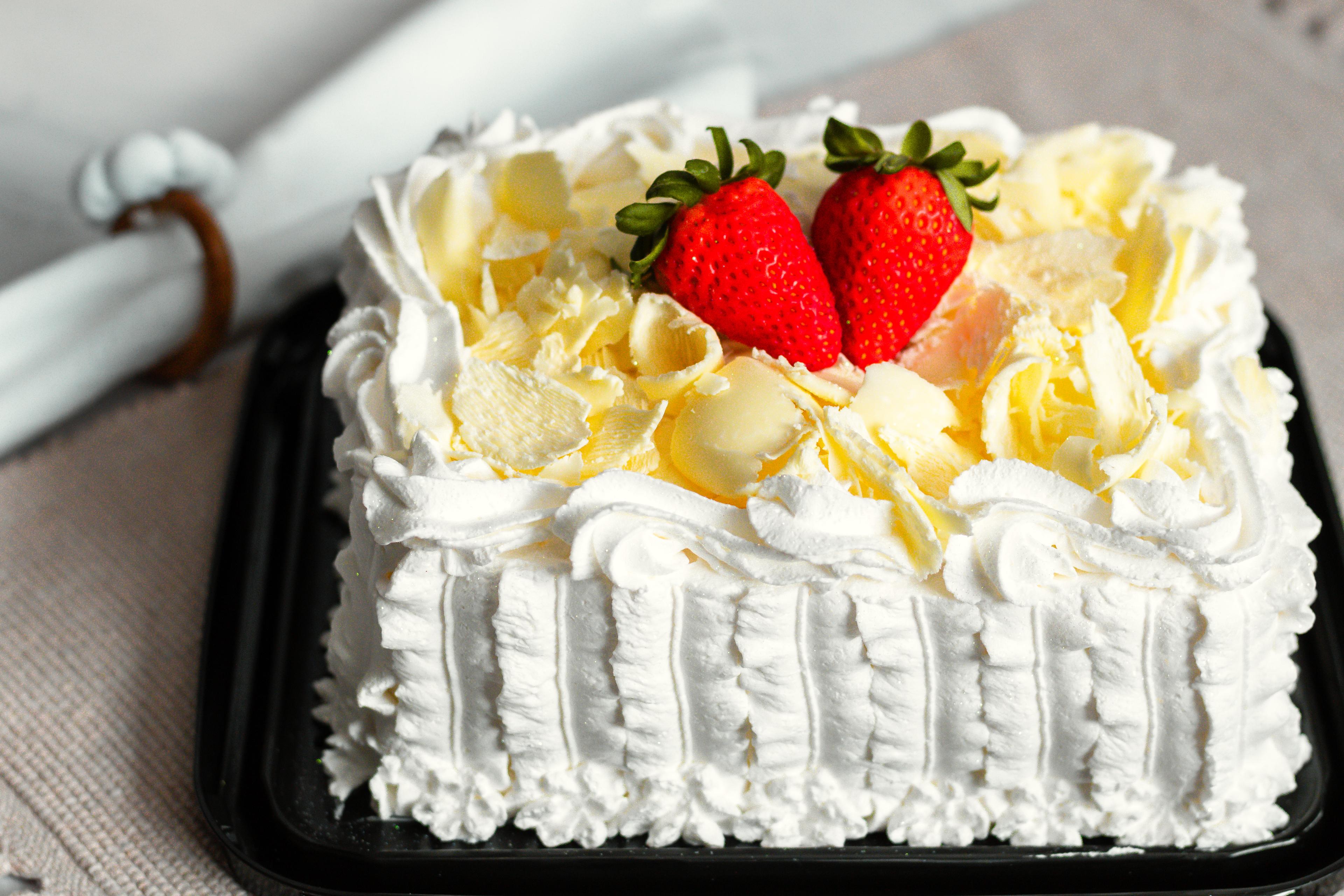Bolo de festa Massa Branca Recheio simples — Ninho com Morango